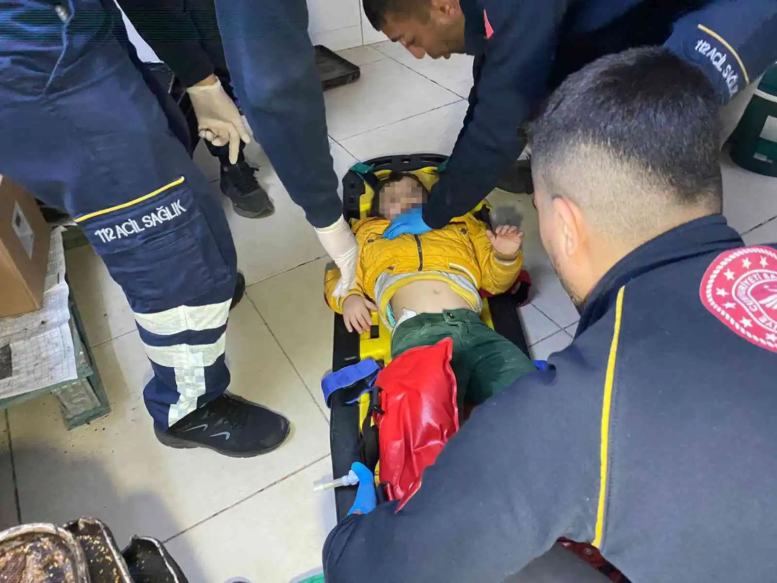 Yük asansörüne ayağı sıkışan çocuğu itfaiye kurtardı