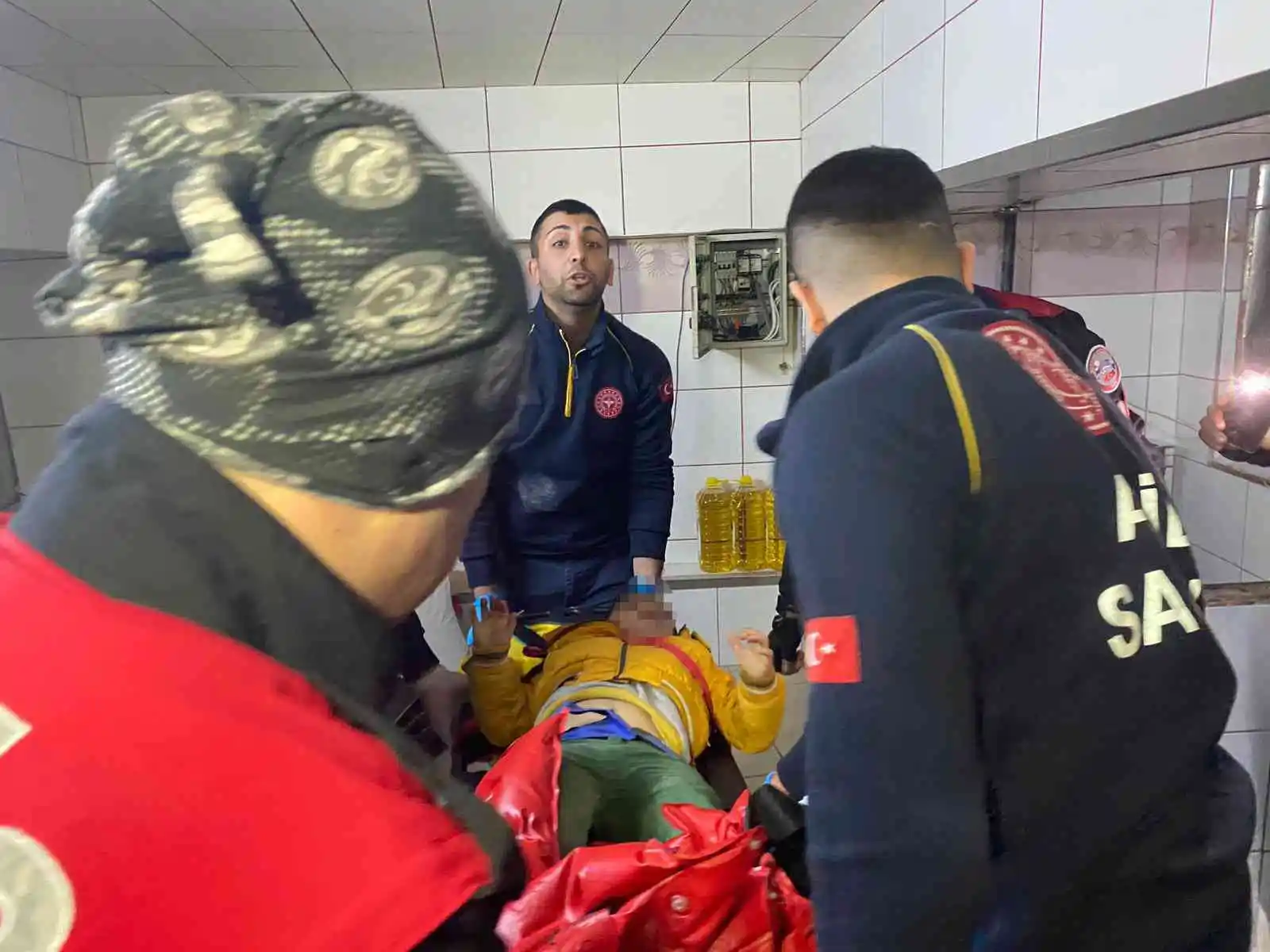 Yük asansörüne ayağı sıkışan çocuğu itfaiye kurtardı