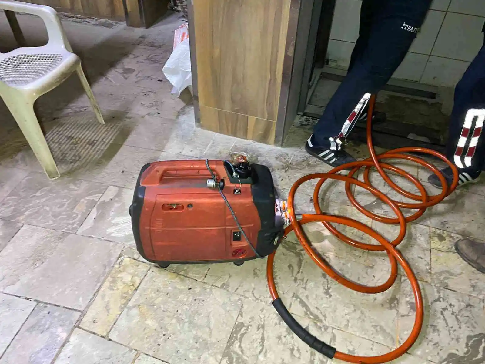 Yük asansörüne ayağı sıkışan çocuğu itfaiye kurtardı