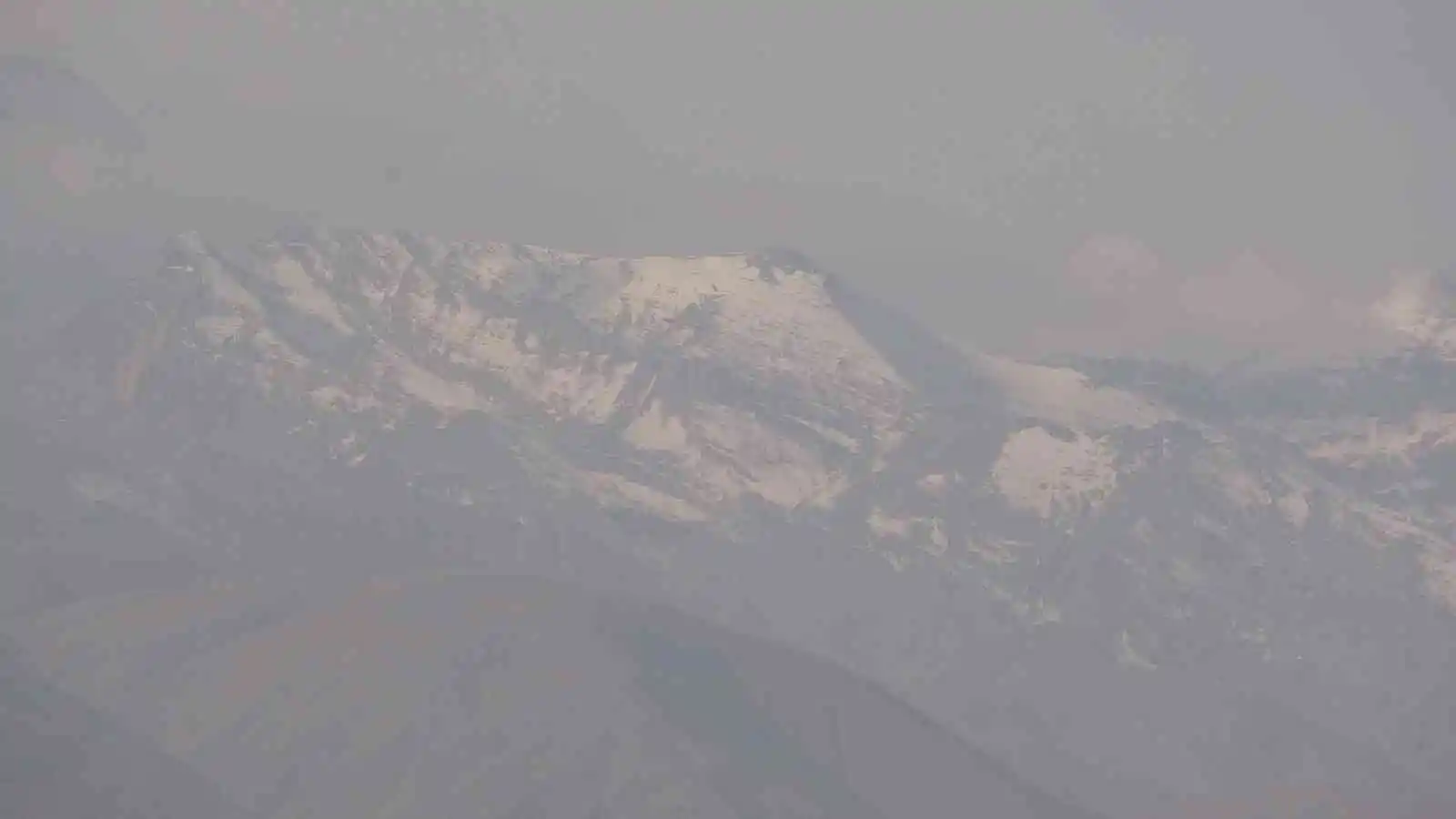 Yüksekova’nın etrafını kar ve sis kapladı