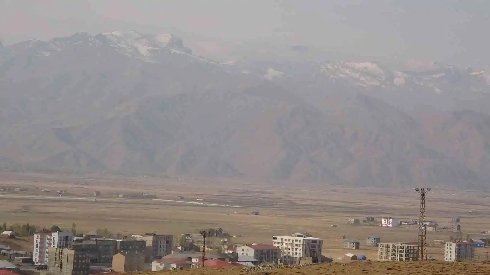 Yüksekova’nın etrafını kar ve sis kapladı