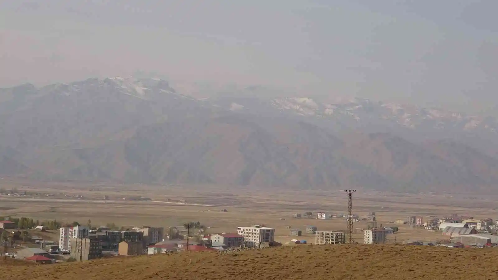 Yüksekova’nın etrafını kar ve sis kapladı