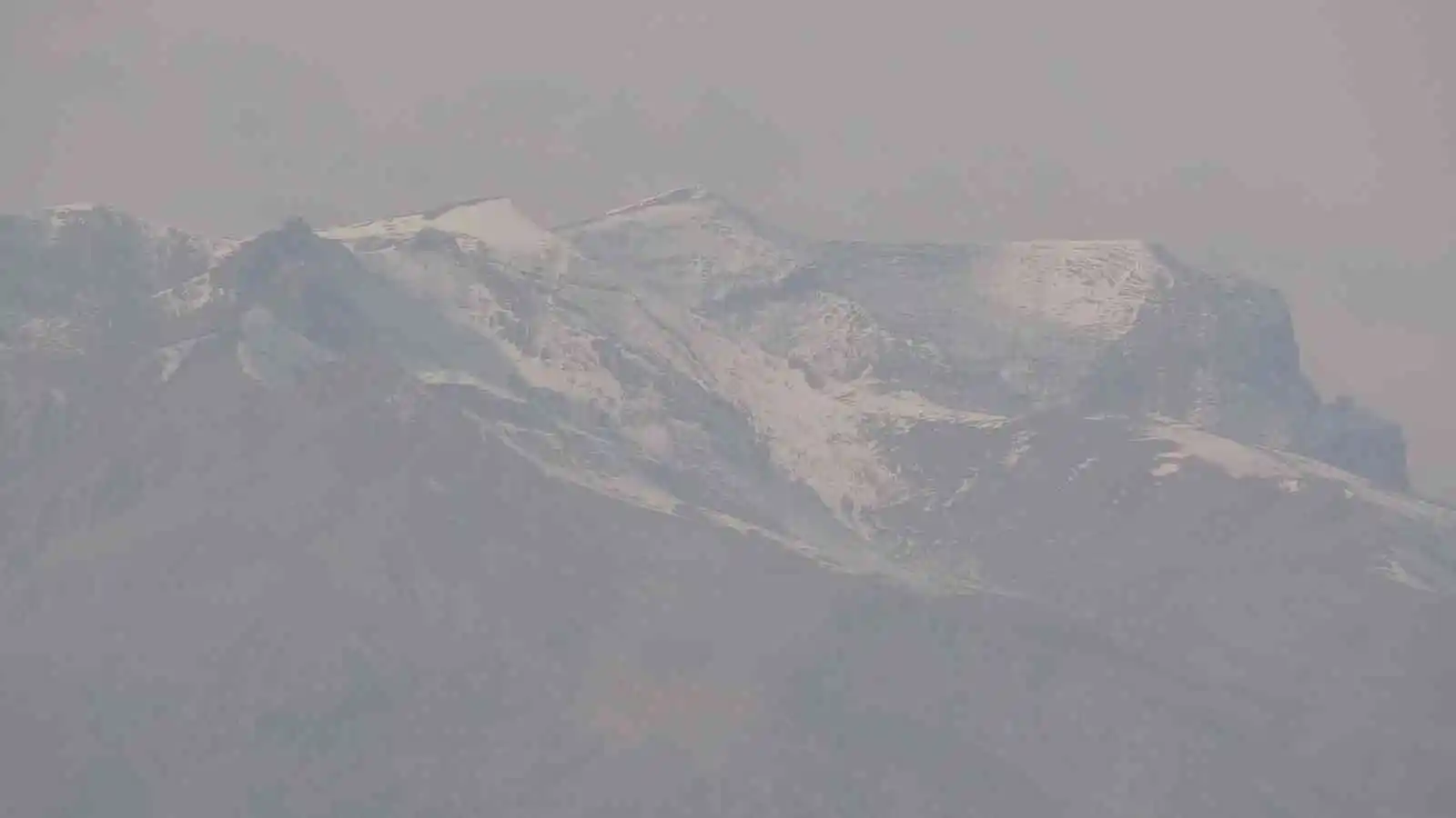 Yüksekova’nın etrafını kar ve sis kapladı