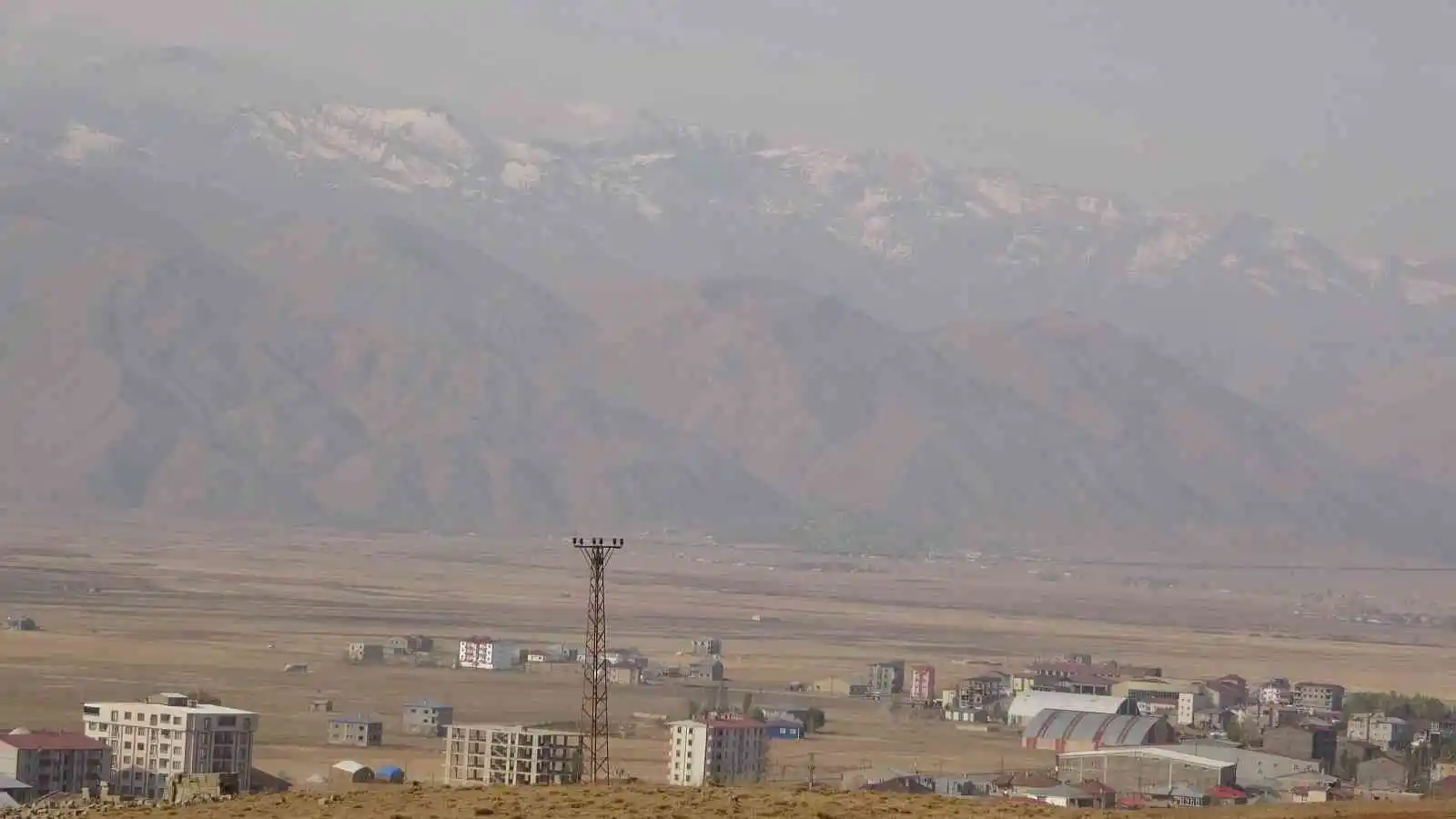 Yüksekova’nın etrafını kar ve sis kapladı