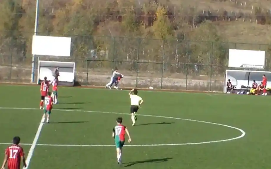 Yumruk yumruğa kavga eden antrenörleri futbolcular ayırdı