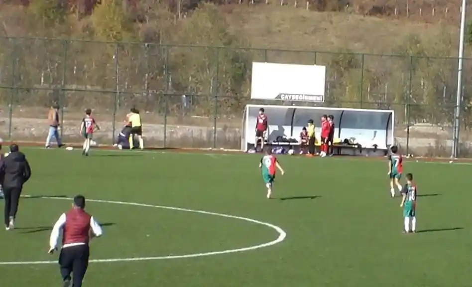 Yumruk yumruğa kavga eden antrenörleri futbolcular ayırdı
