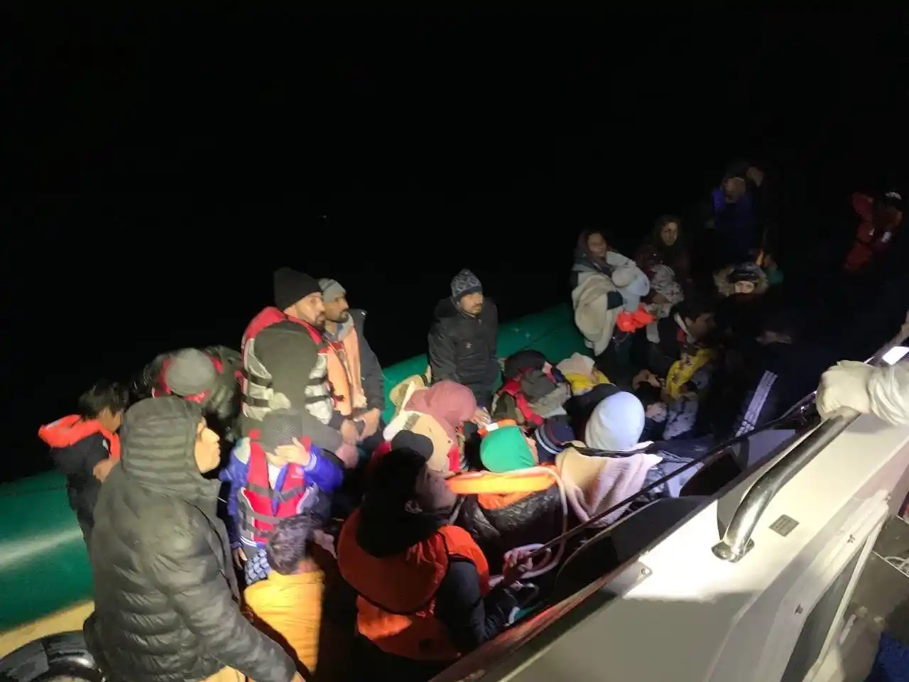 Yunan unsurları tarafından ölüme terk edilen 41 kaçak göçmen kurtarıldı