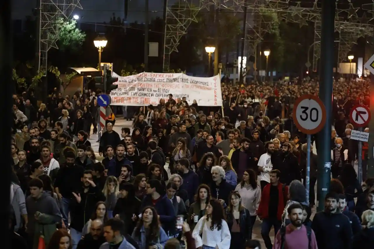 Yunanistan'da 17 Kasım Öğrenci Direnişi'nin 49. yıl dönümünde yüzlerce kişi ABD Büyükelçiliğine yürüdü