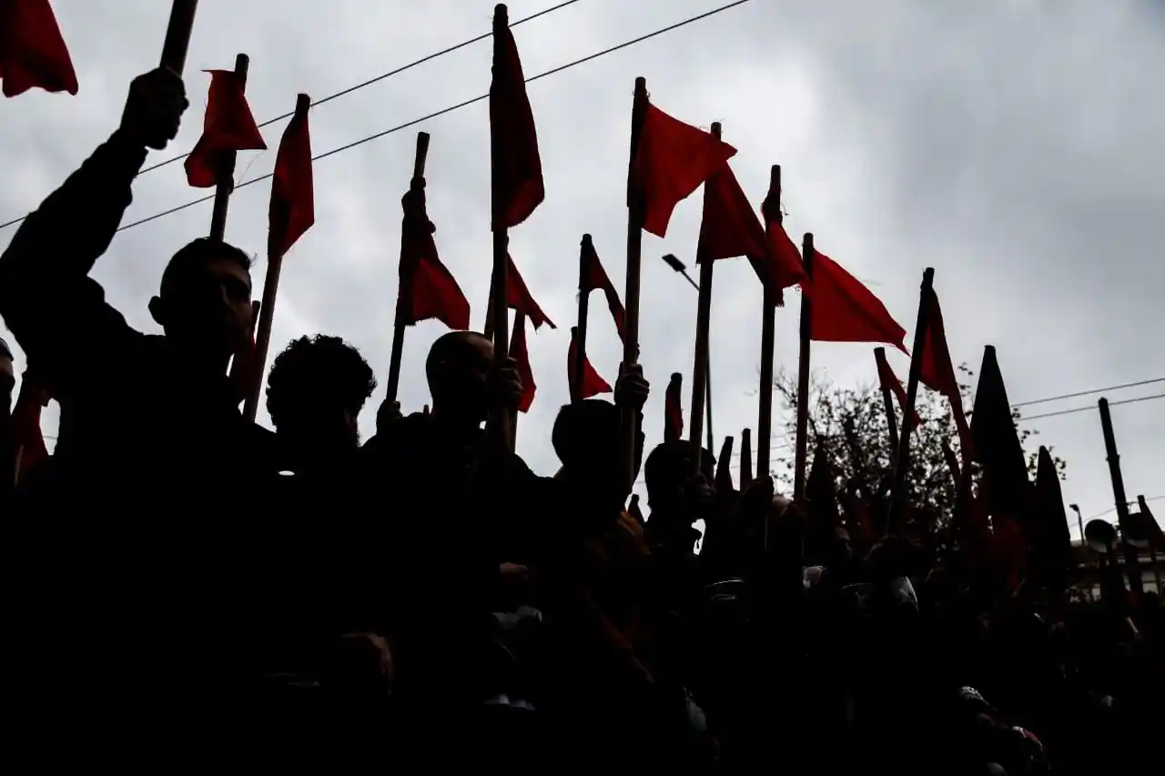 Yunanistan’da 17 Kasım Öğrenci Direnişi’nin 49. yıl dönümünde yüzlerce kişi ABD Büyükelçiliğine yürüdü