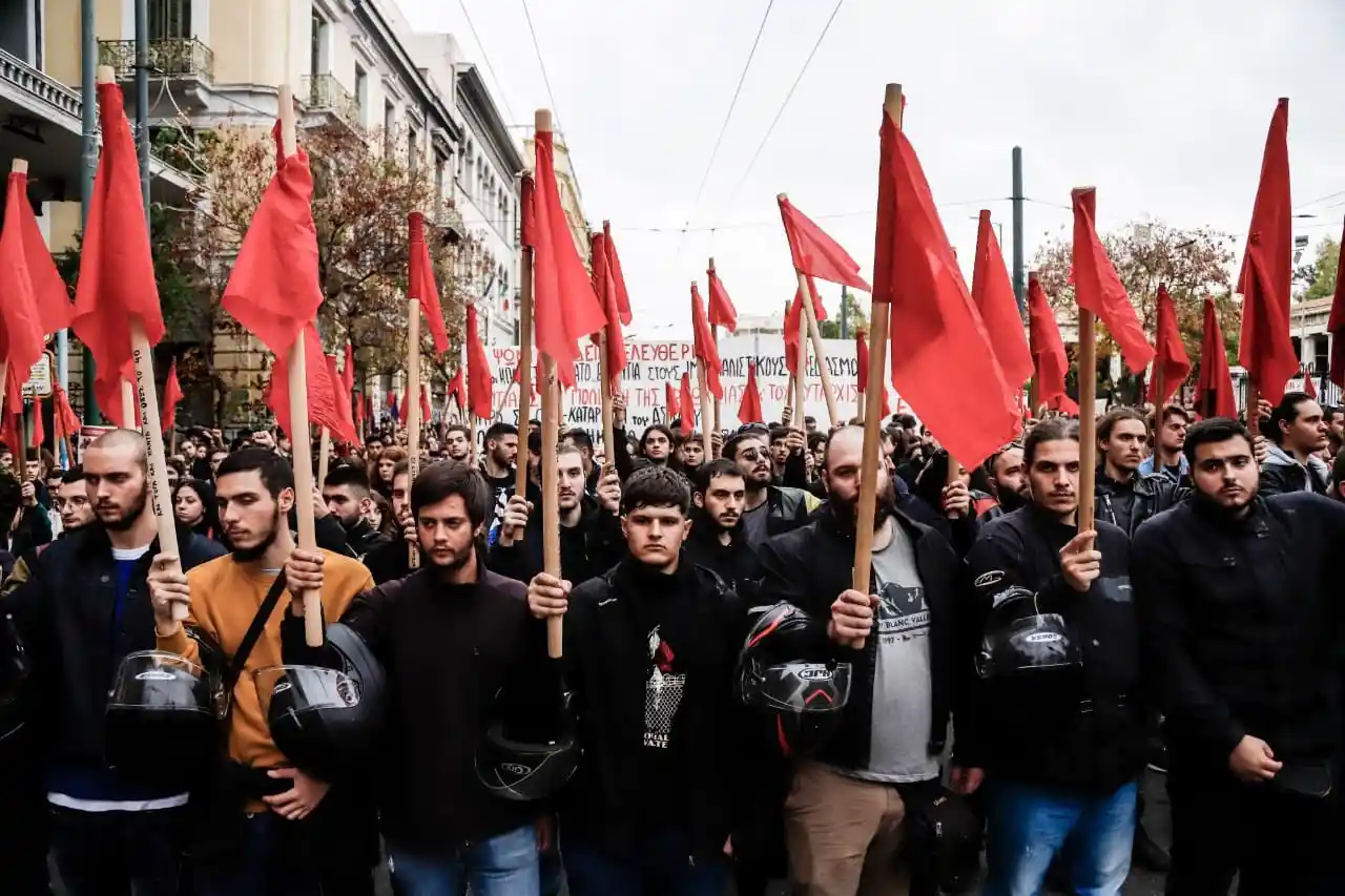 Yunanistan’da 17 Kasım Öğrenci Direnişi’nin 49. yıl dönümünde yüzlerce kişi ABD Büyükelçiliğine yürüdü