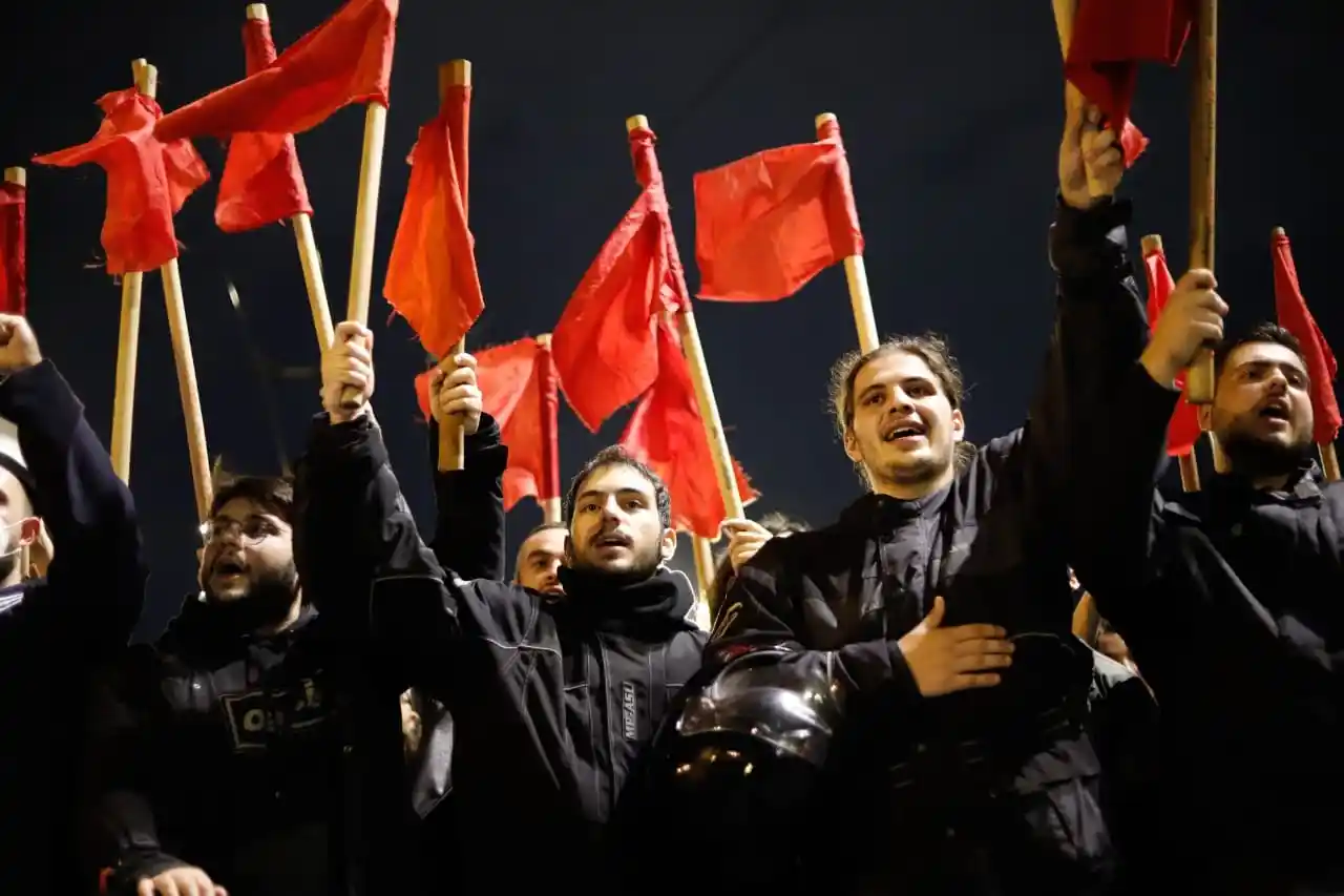 Yunanistan’da 17 Kasım Öğrenci Direnişi’nin 49. yıl dönümünde yüzlerce kişi ABD Büyükelçiliğine yürüdü