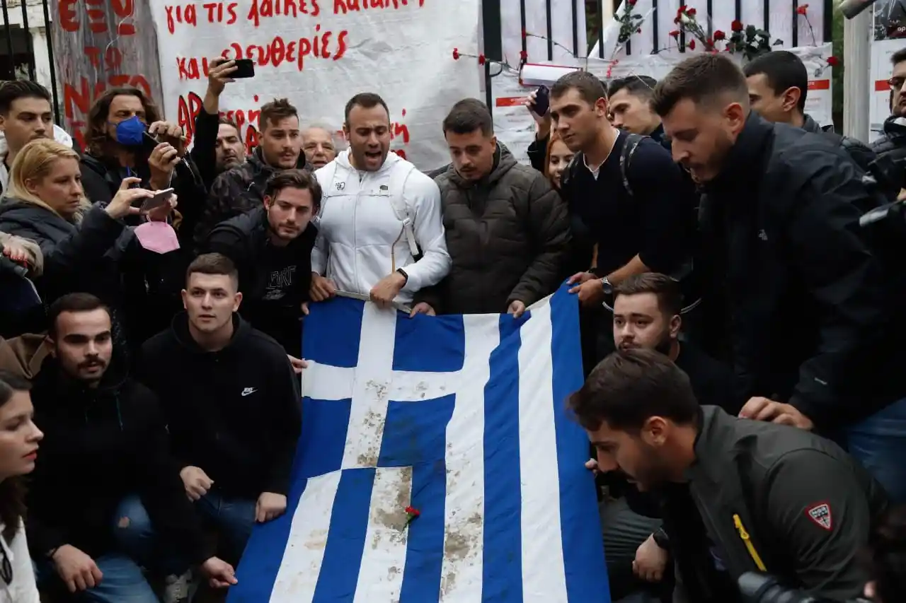 Yunanistan’da 17 Kasım Öğrenci Direnişi’nin 49. yıl dönümünde yüzlerce kişi ABD Büyükelçiliğine yürüdü