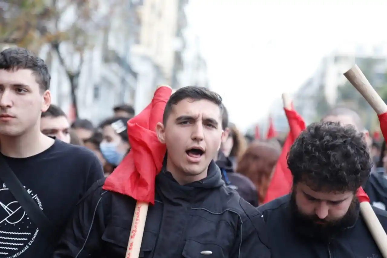 Yunanistan’da 17 Kasım Öğrenci Direnişi’nin 49. yıl dönümünde yüzlerce kişi ABD Büyükelçiliğine yürüdü
