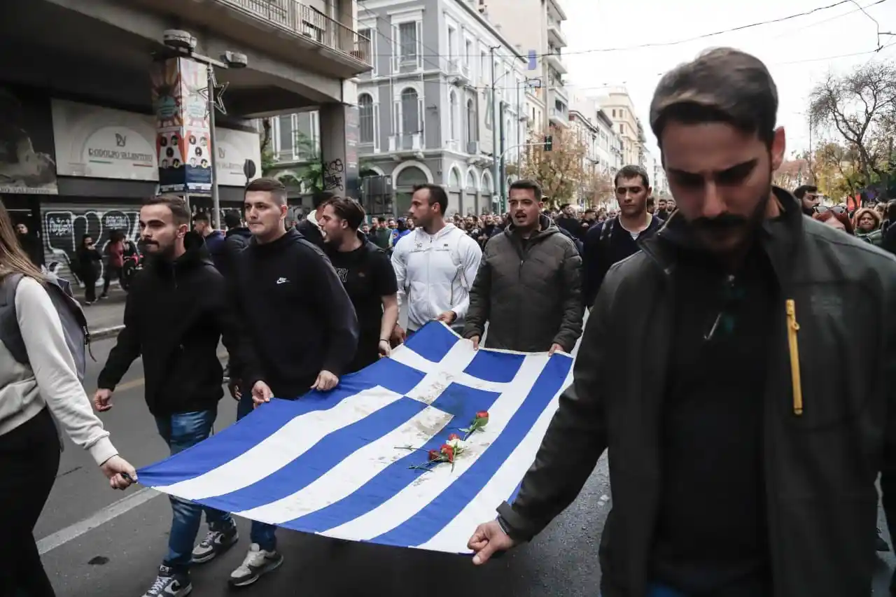 Yunanistan’da 17 Kasım Öğrenci Direnişi’nin 49. yıl dönümünde yüzlerce kişi ABD Büyükelçiliğine yürüdü