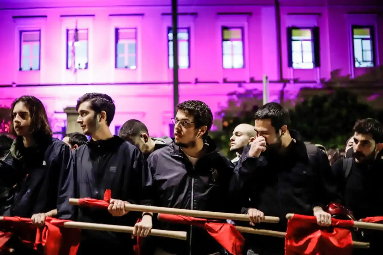 Yunanistan’da 17 Kasım Öğrenci Direnişi’nin 49. yıl dönümünde yüzlerce kişi ABD Büyükelçiliğine yürüdü