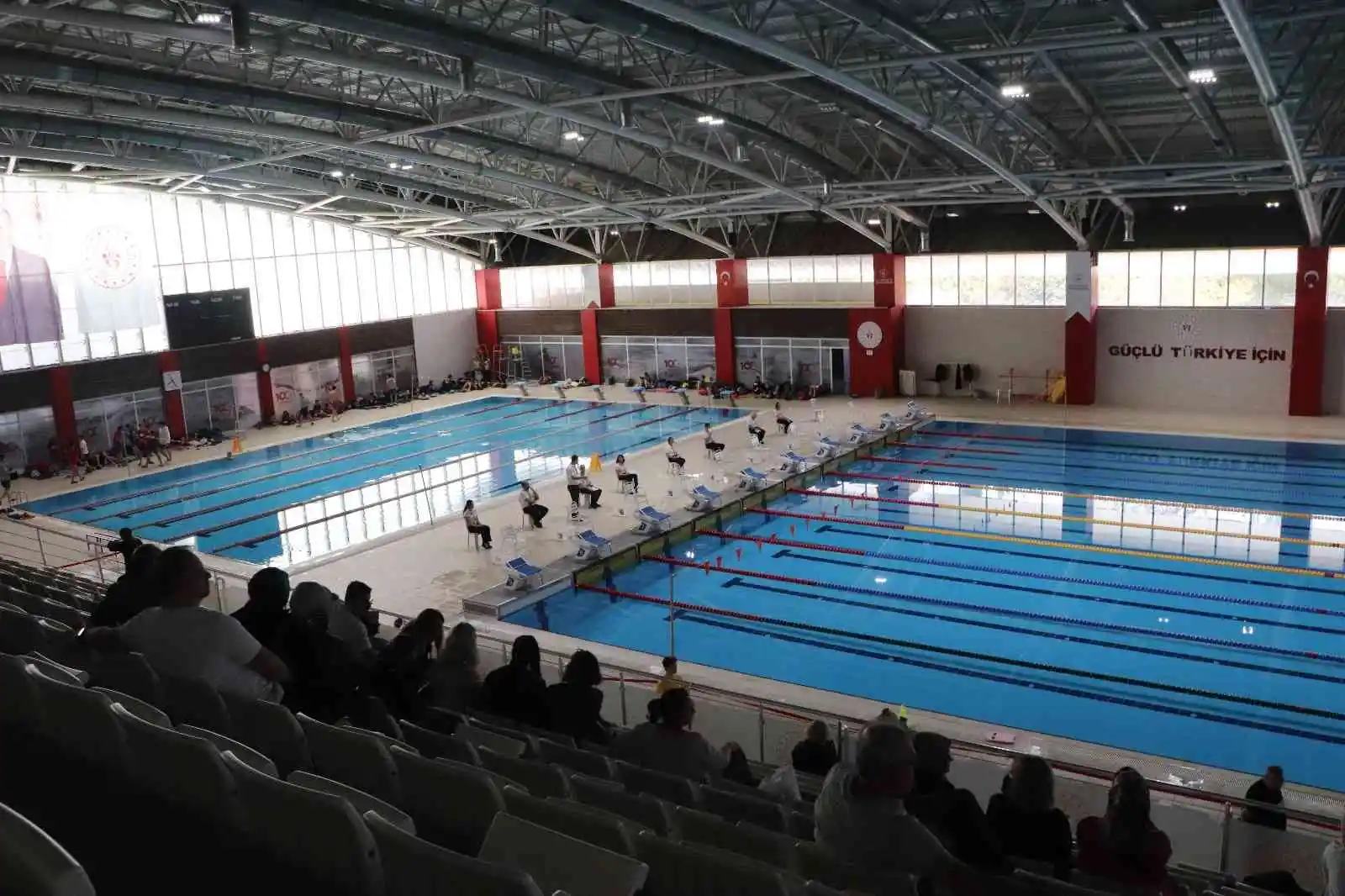 Yüzme sporcularının velilerinden 'ısınmaya geç girdik' tepkisi