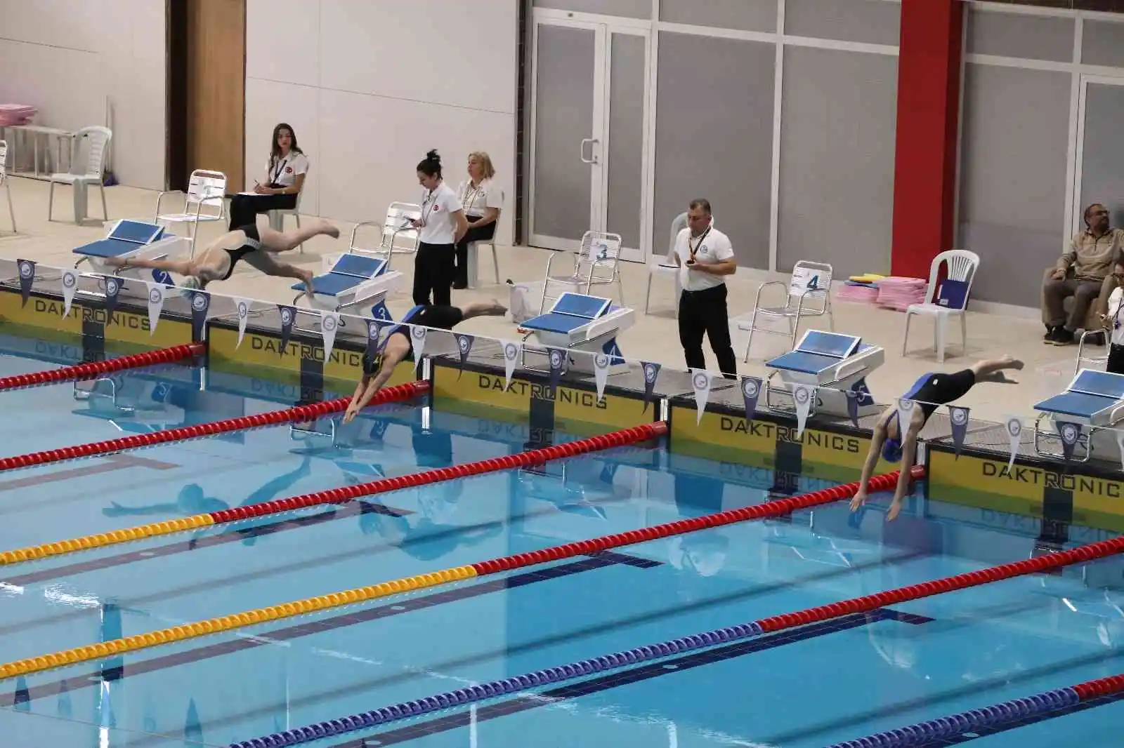 Yüzme sporcularının velilerinden ‘ısınmaya geç girdik’ tepkisi