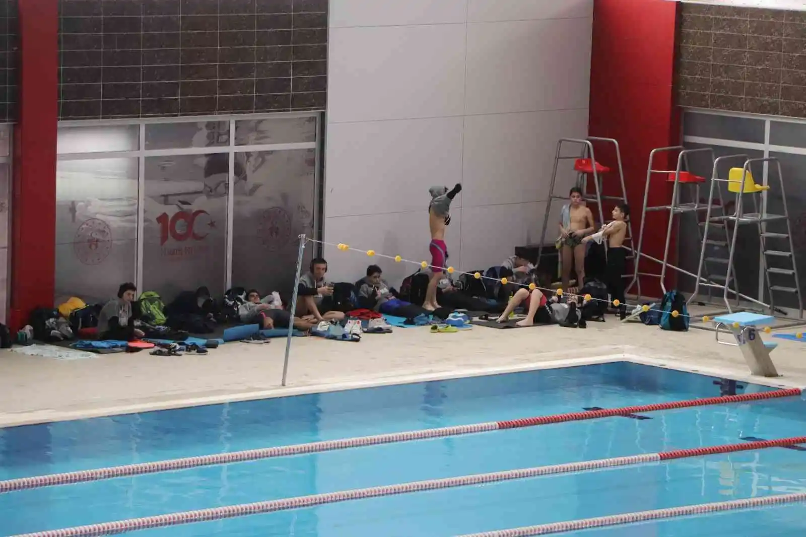 Yüzme sporcularının velilerinden ‘ısınmaya geç girdik’ tepkisi