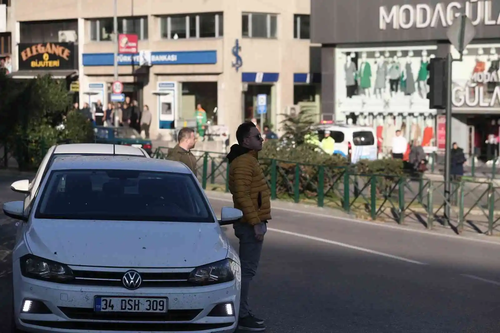 Zeytin toplayan köylü kadınlar tarlada böyle saygı duruşuna durdu
