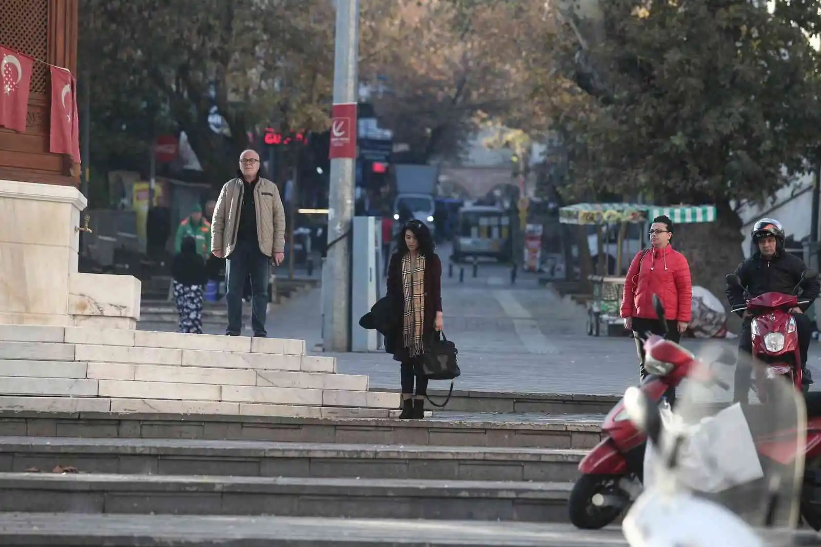 Zeytin toplayan köylü kadınlar tarlada böyle saygı duruşuna durdu
