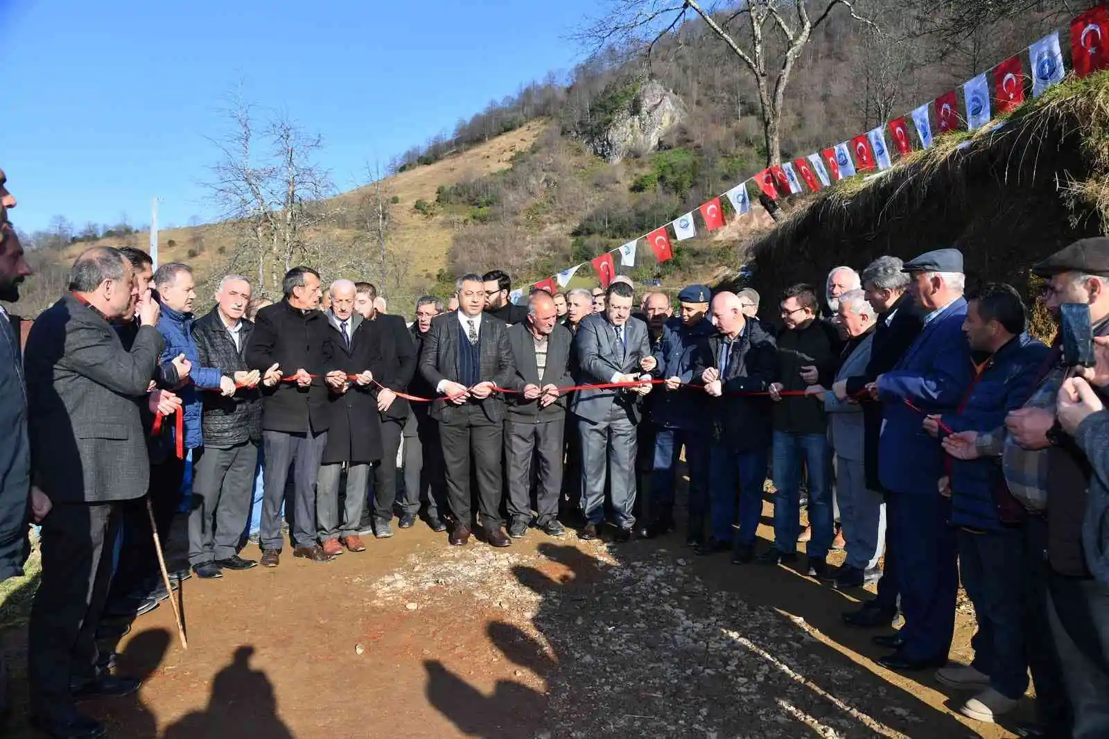 100 yıldan beri özlem duyulan yola kavuştular
