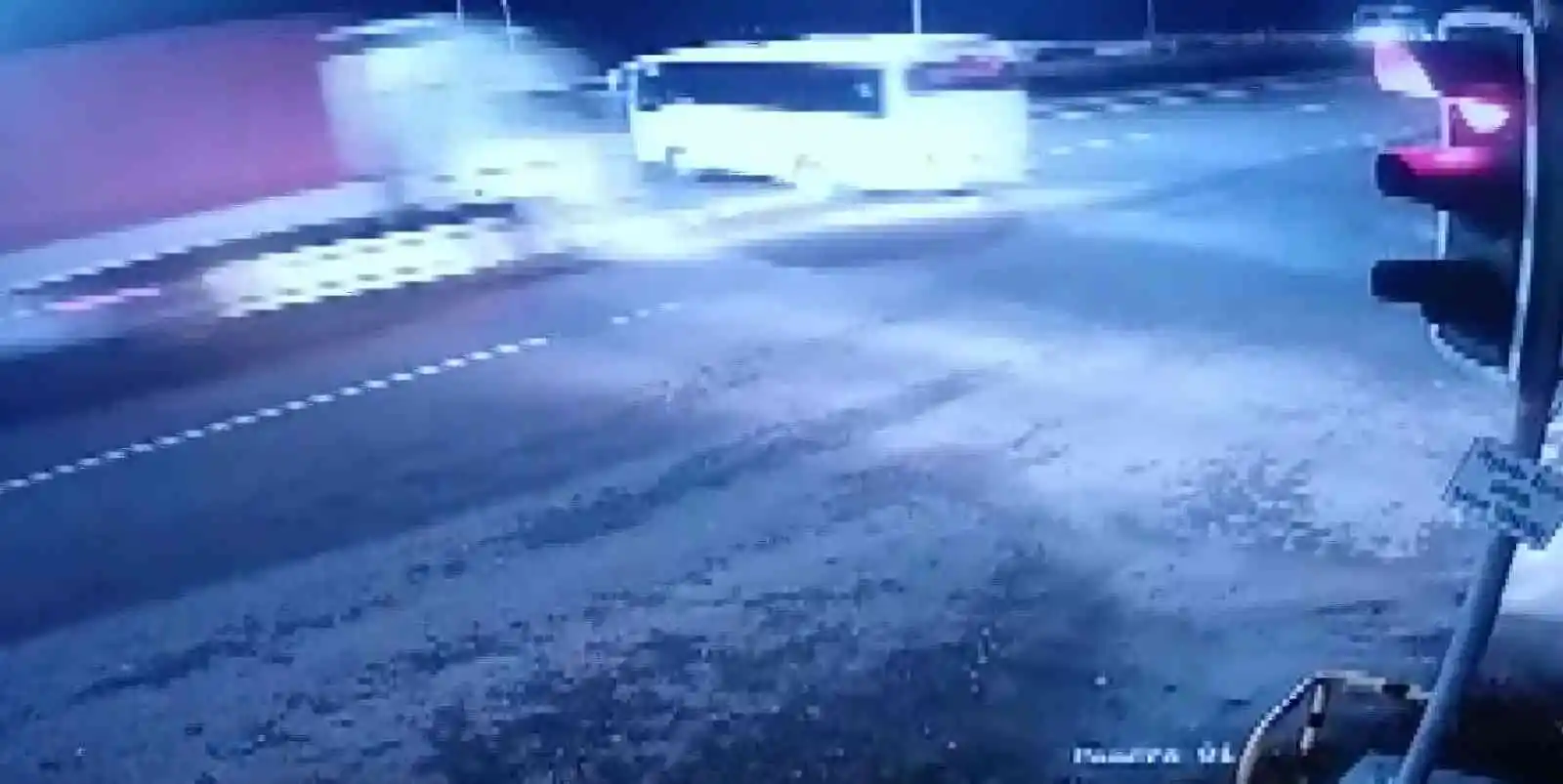 20 kişinin yaralandığı trafik kazası güvenlik kamerasına yansıdı