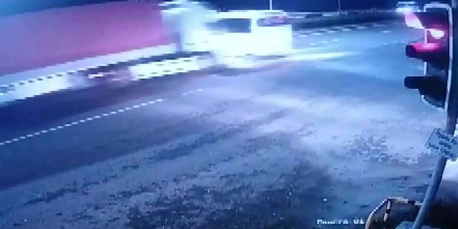 20 kişinin yaralandığı trafik kazası güvenlik kamerasına yansıdı