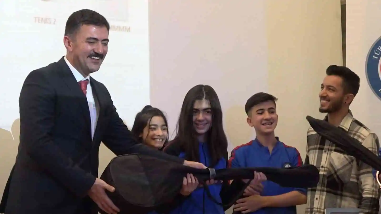 4 bin 500 genç ve çocuk,