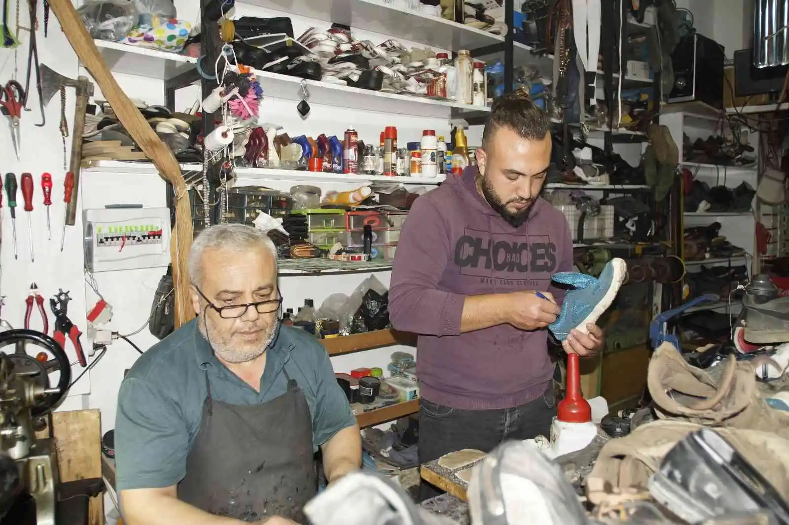 4 kuşak ata mesleği ayakkabıcılığı babası ile birlikte yapıyor