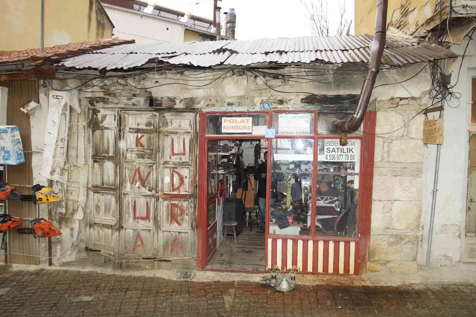 4 kuşak ata mesleği ayakkabıcılığı babası ile birlikte yapıyor