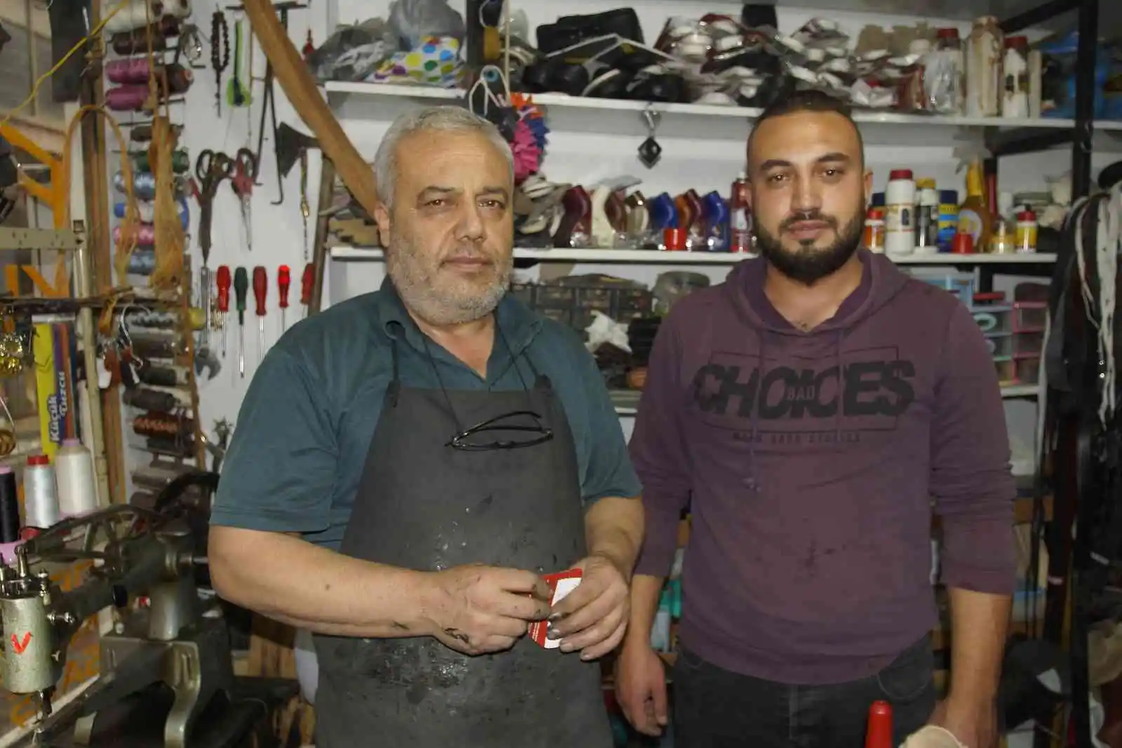 4 kuşak ata mesleği ayakkabıcılığı babası ile birlikte yapıyor