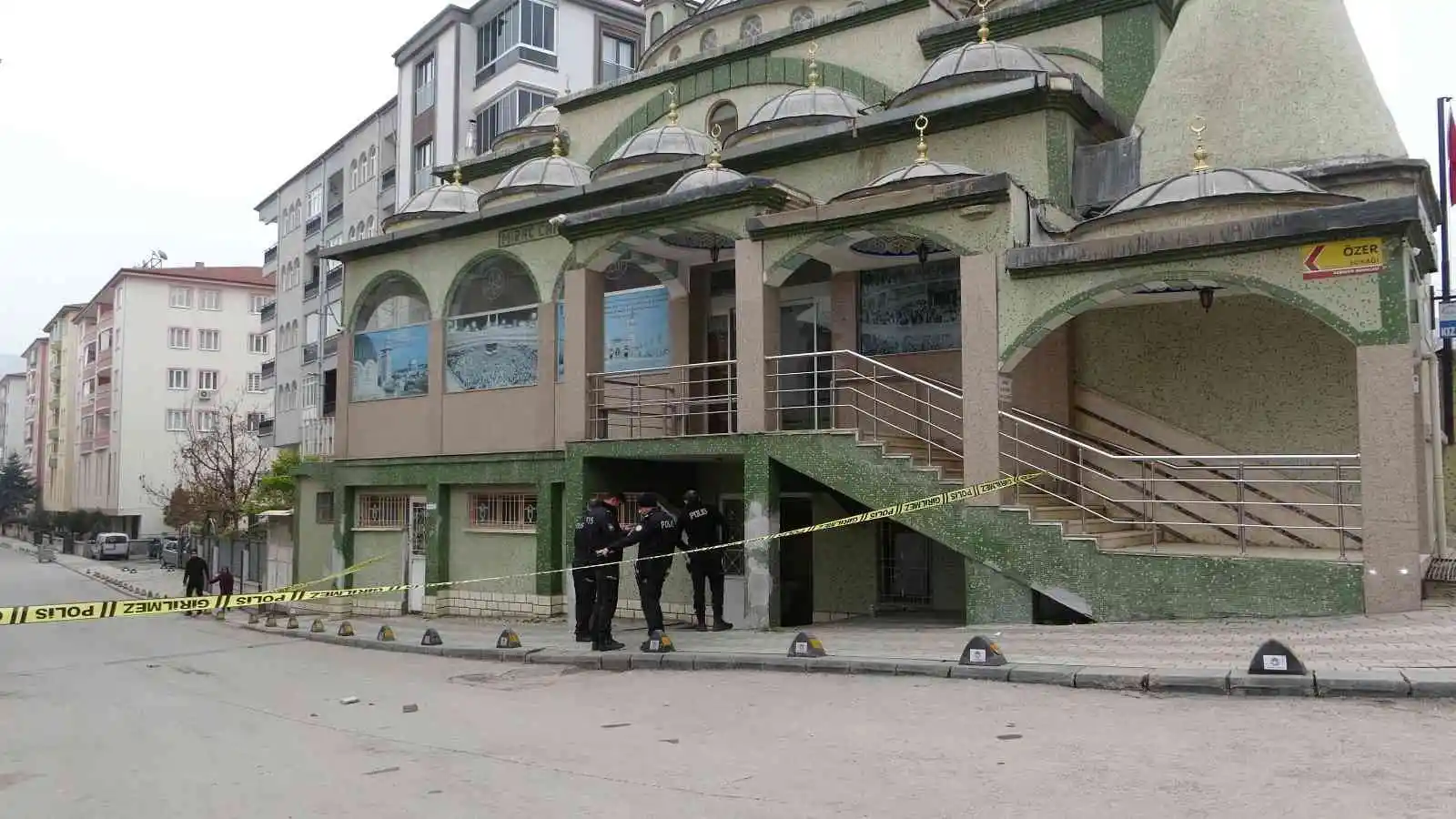 Abdest almak için girdiği camide silahla vuruldu