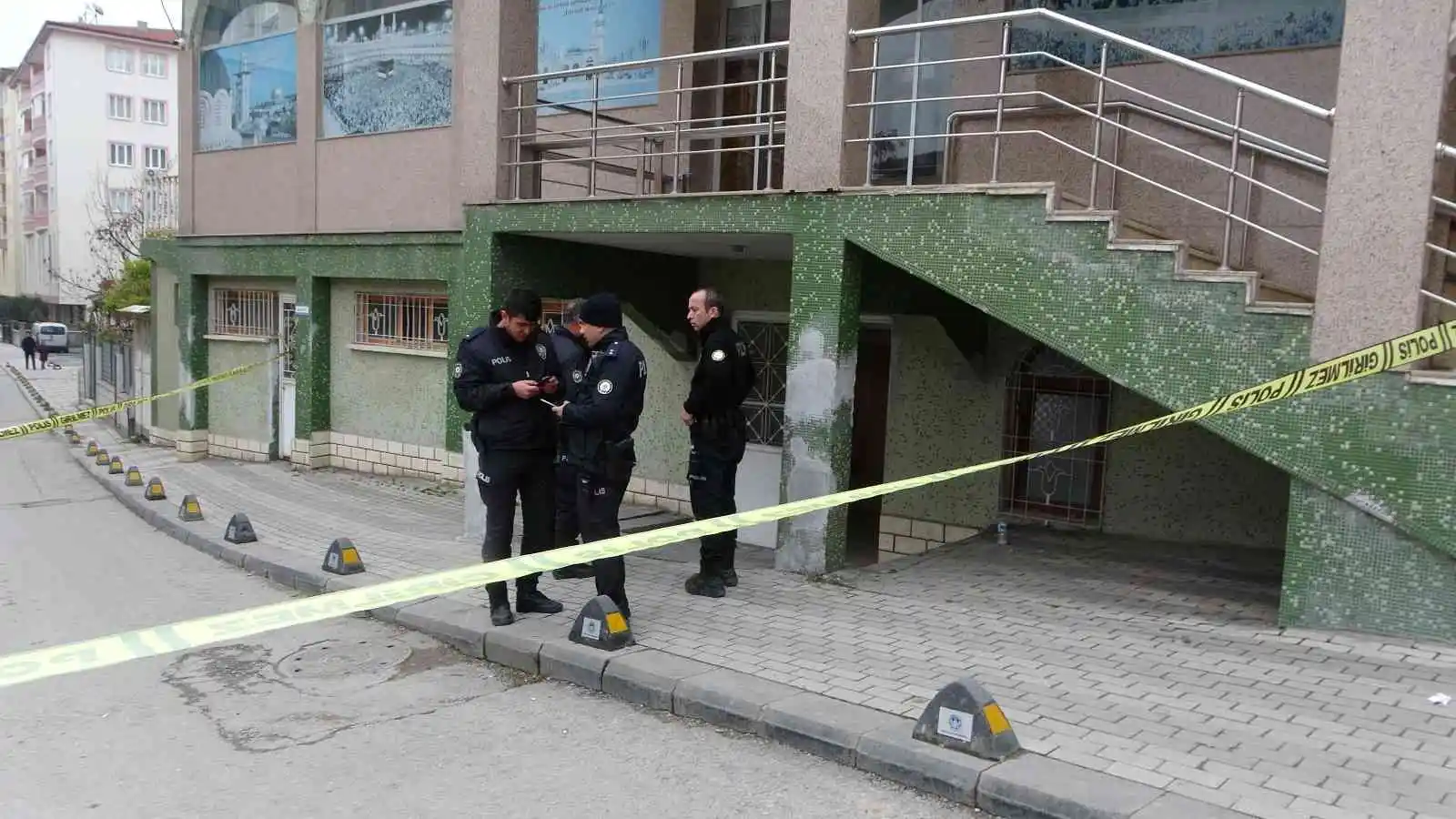 Abdest almak için girdiği camide silahla vuruldu