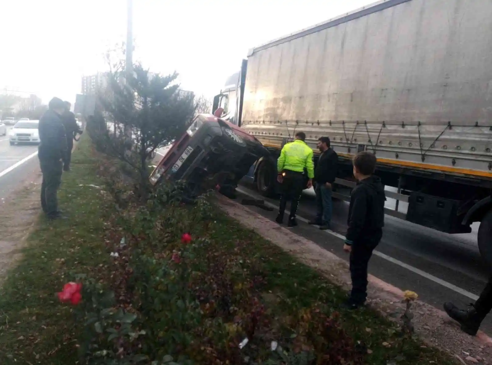 Afyonkarahisar'da tır otomobile çarptı; 3 yaralı
