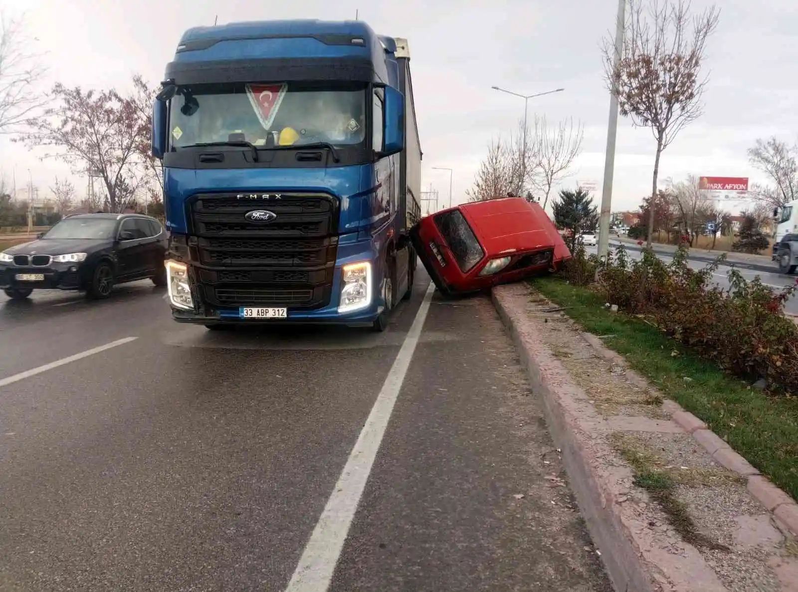 Afyonkarahisar’da tır otomobile çarptı; 3 yaralı
