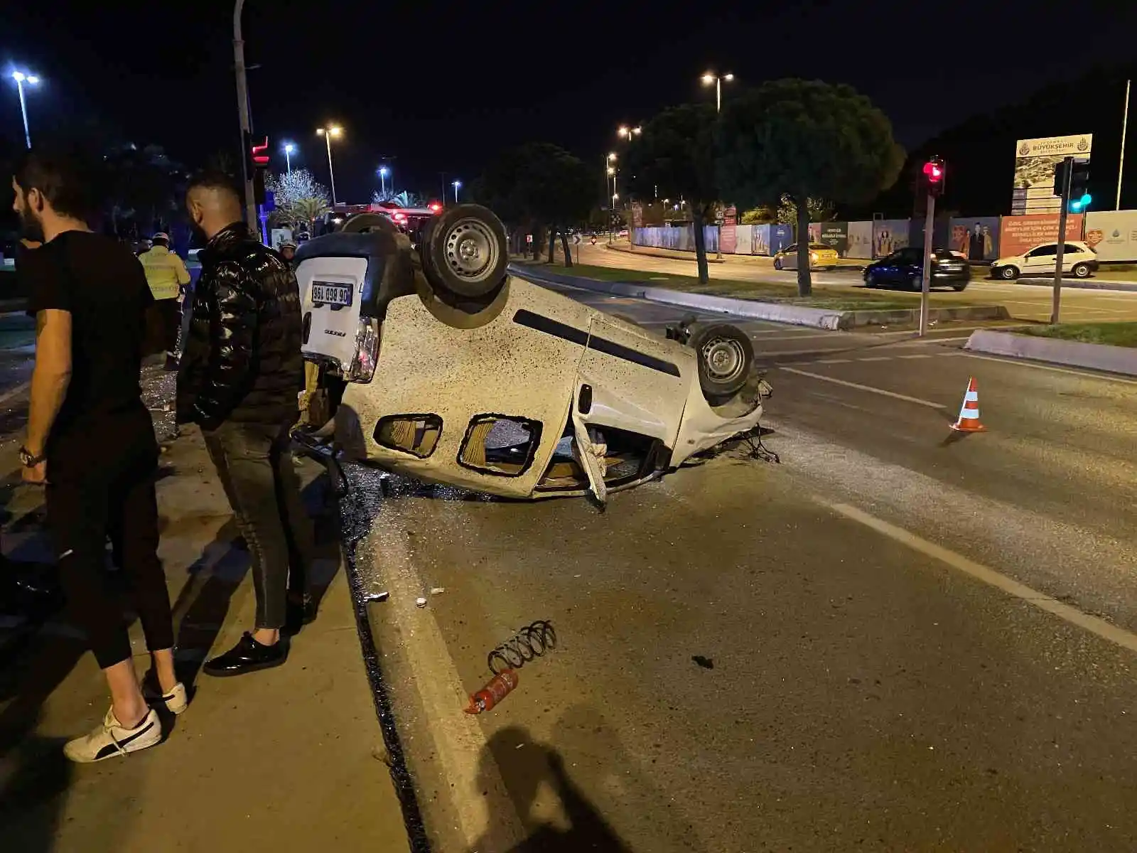 Ağaca çarpıp takla atan aracın sürücüsü olay yerinden kaçtı
