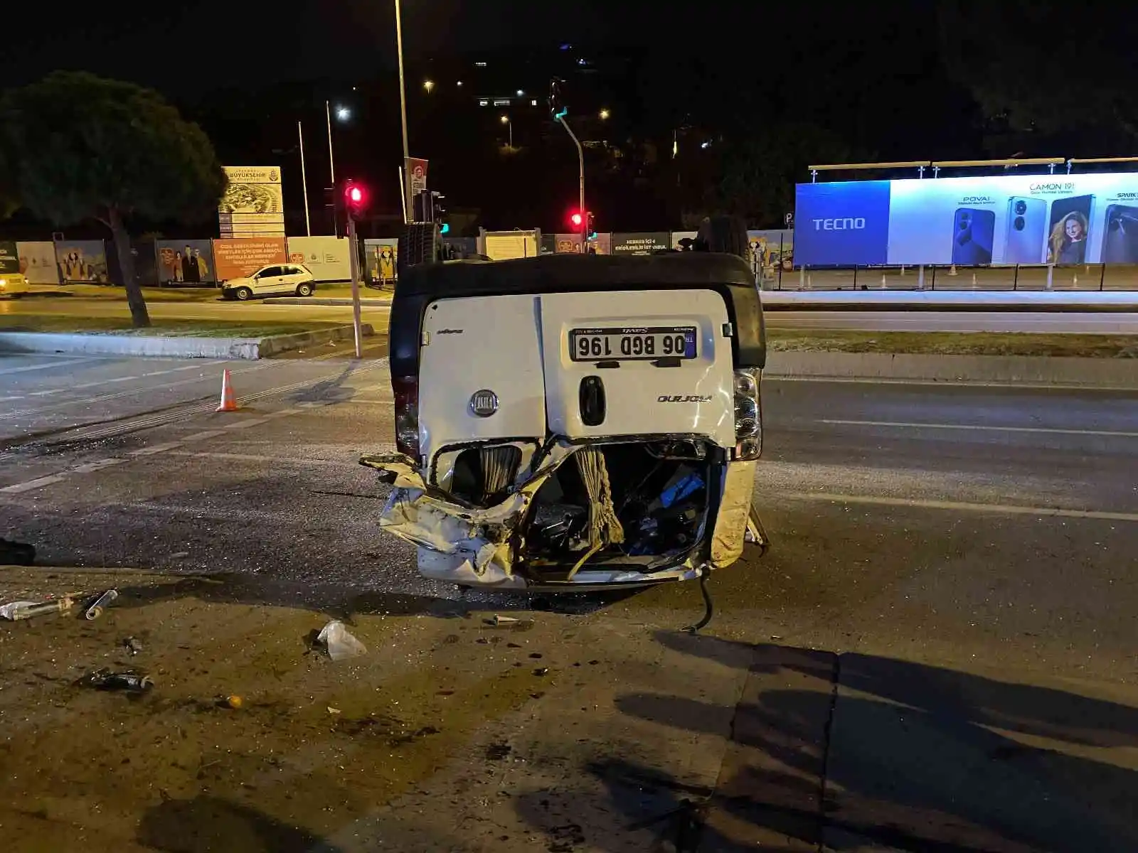 Ağaca çarpıp takla atan aracın sürücüsü olay yerinden kaçtı
