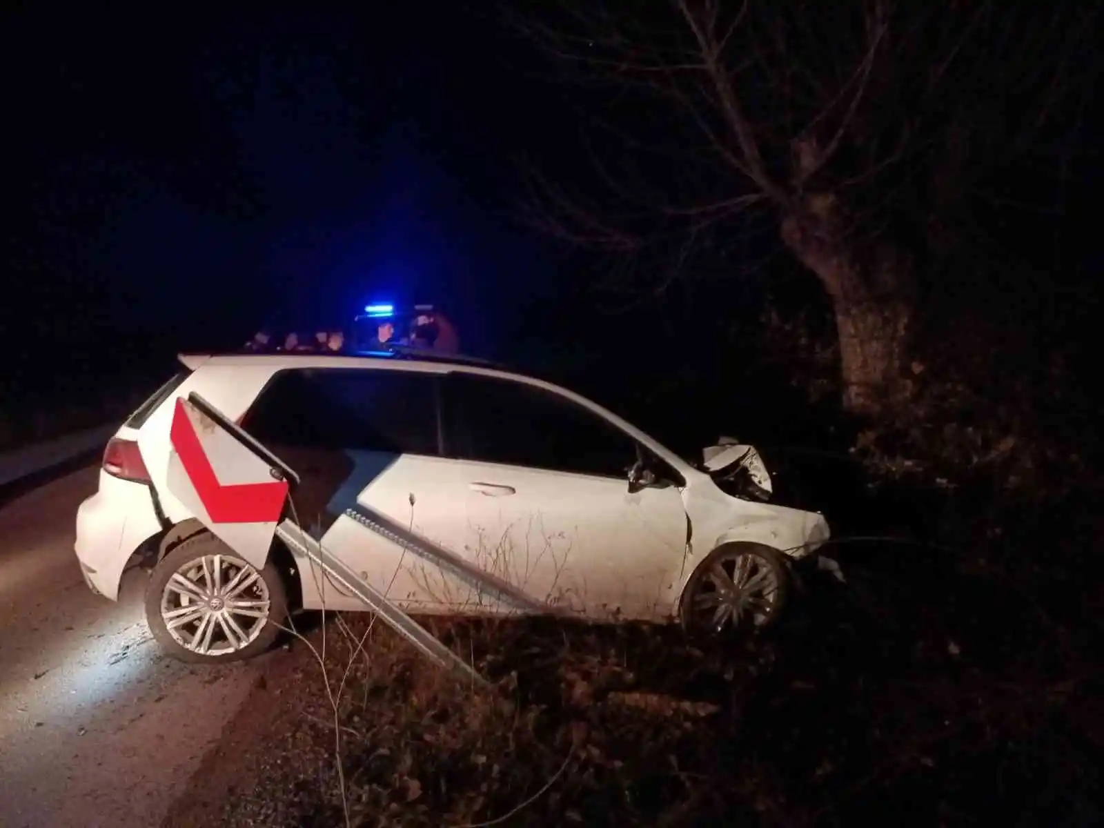 Ağaçlara çarpan otomobil hurdaya döndü: 1 yaralı