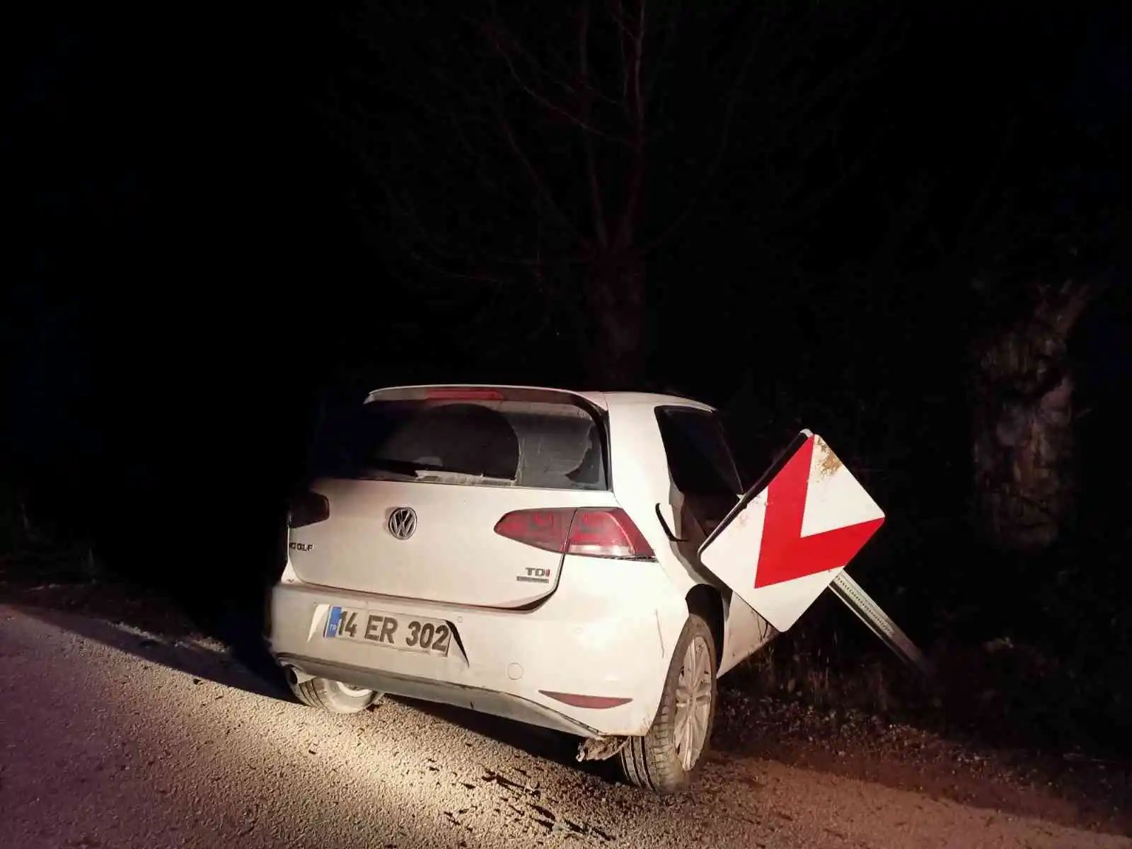 Ağaçlara çarpan otomobil hurdaya döndü: 1 yaralı