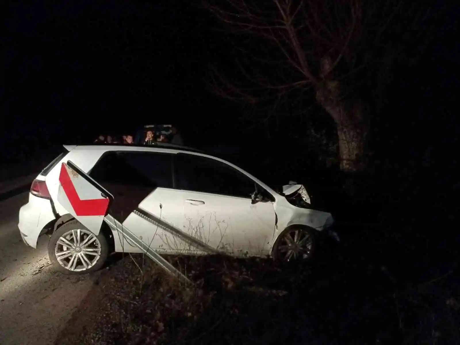 Ağaçlara çarpan otomobil hurdaya döndü: 1 yaralı