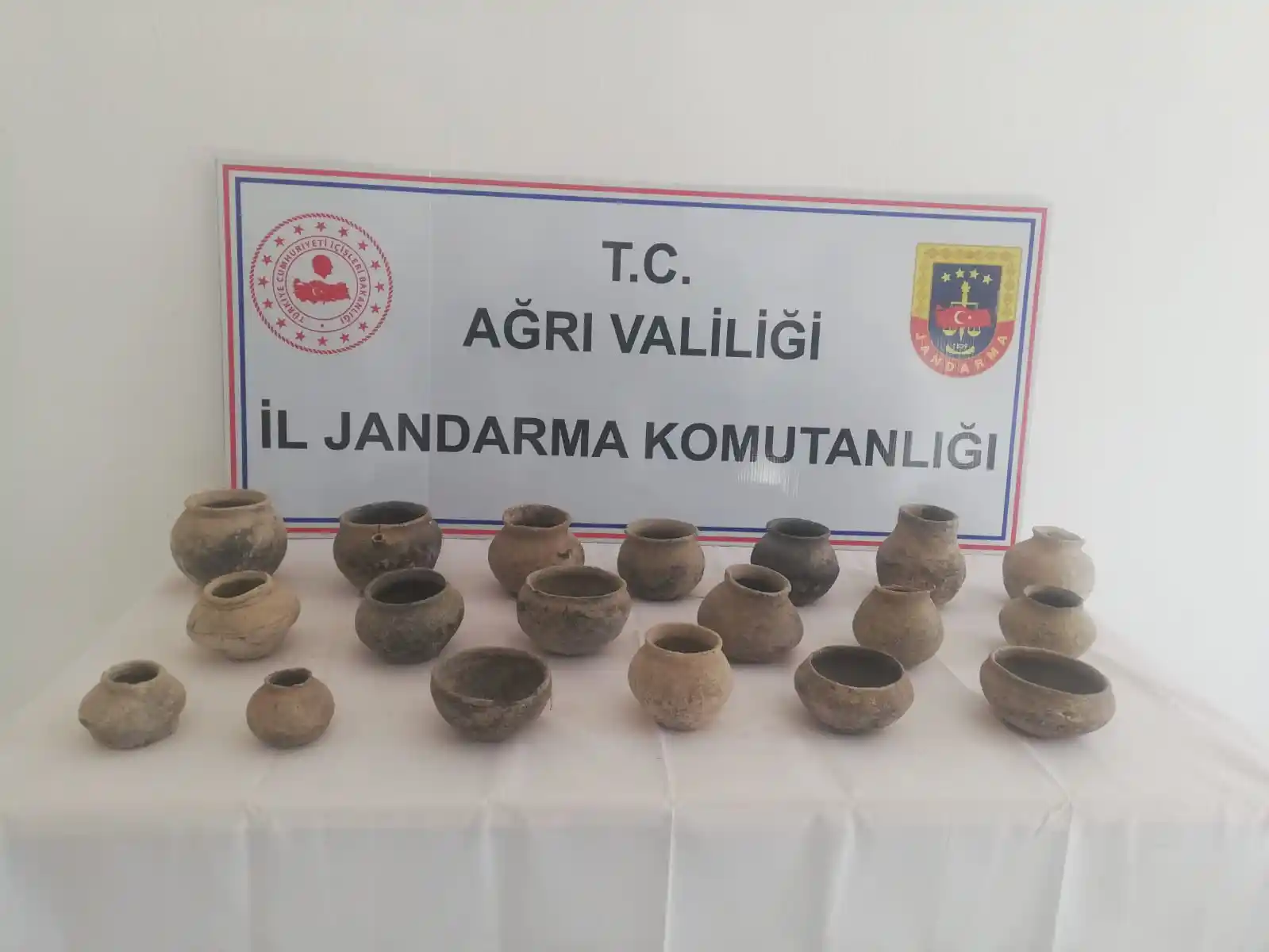 Ağrı'da 4 bin yıllık toprak çömlekler ele geçirildi
