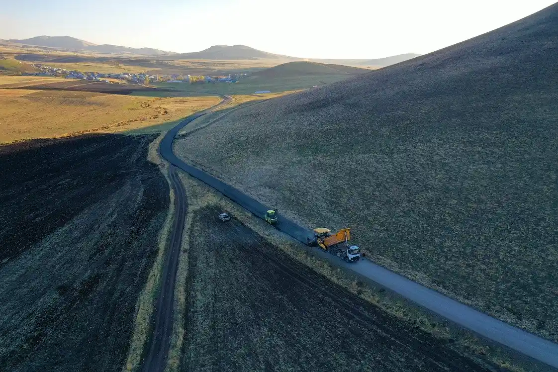 Ağrı'da bin 156 kilometrelik köy yolu sıcak asfaltla buluştu
