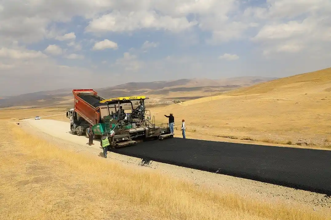 Ağrı’da bin 156 kilometrelik köy yolu sıcak asfaltla buluştu
