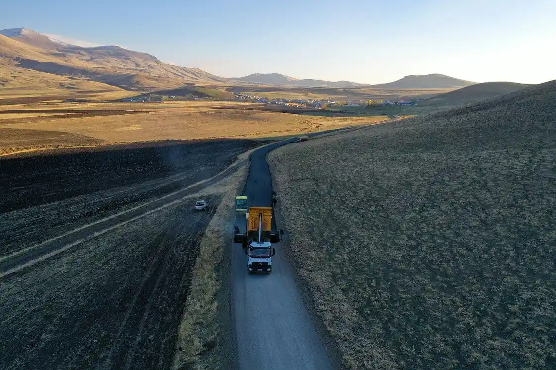 Ağrı’da bin 156 kilometrelik köy yolu sıcak asfaltla buluştu
