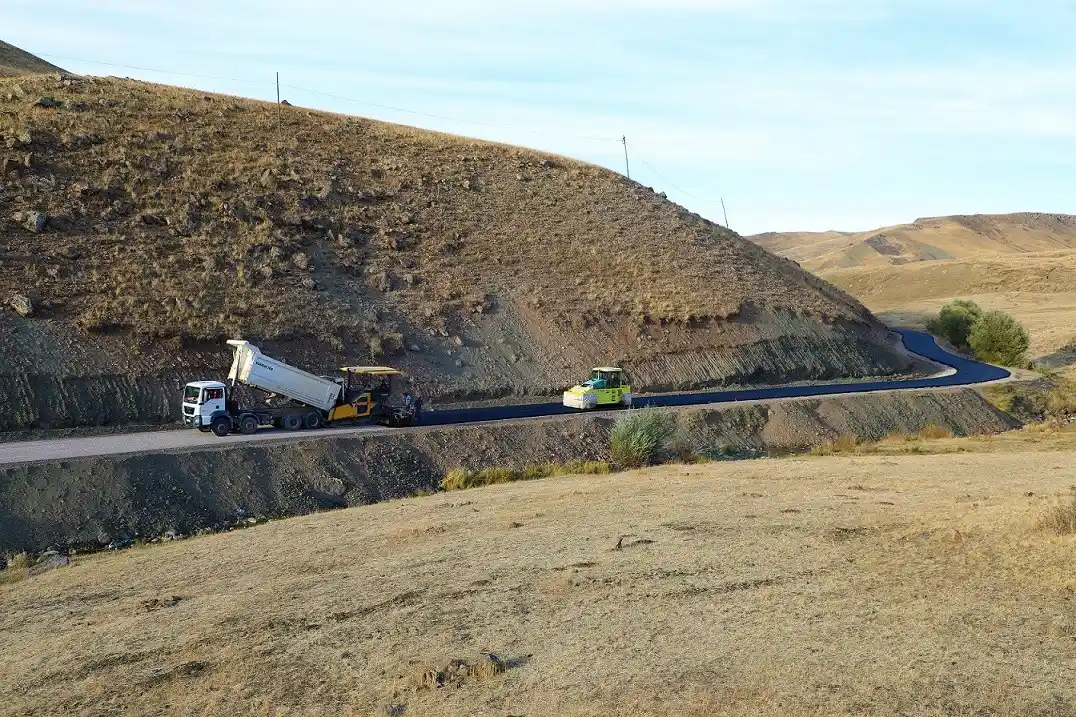 Ağrı’da bin 156 kilometrelik köy yolu sıcak asfaltla buluştu
