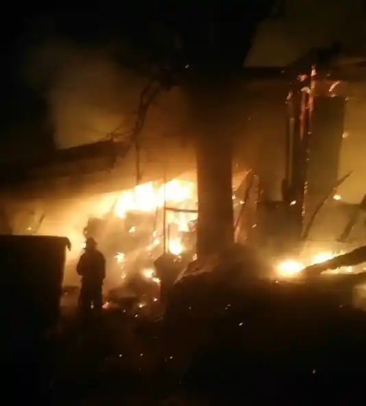 Ahır alev alev yandı: 30 tavuk telef oldu