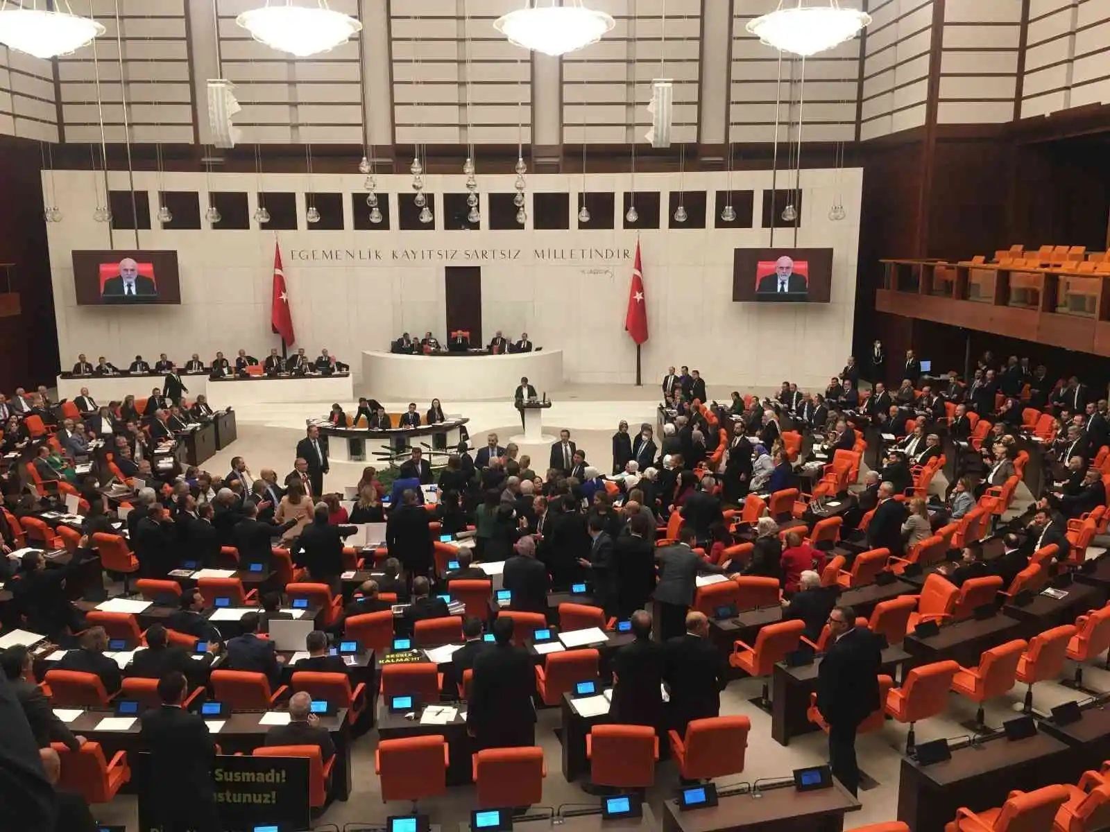 AK Parti'li ve CHP'li kadın milletvekilleri karşı karşıya geldi
