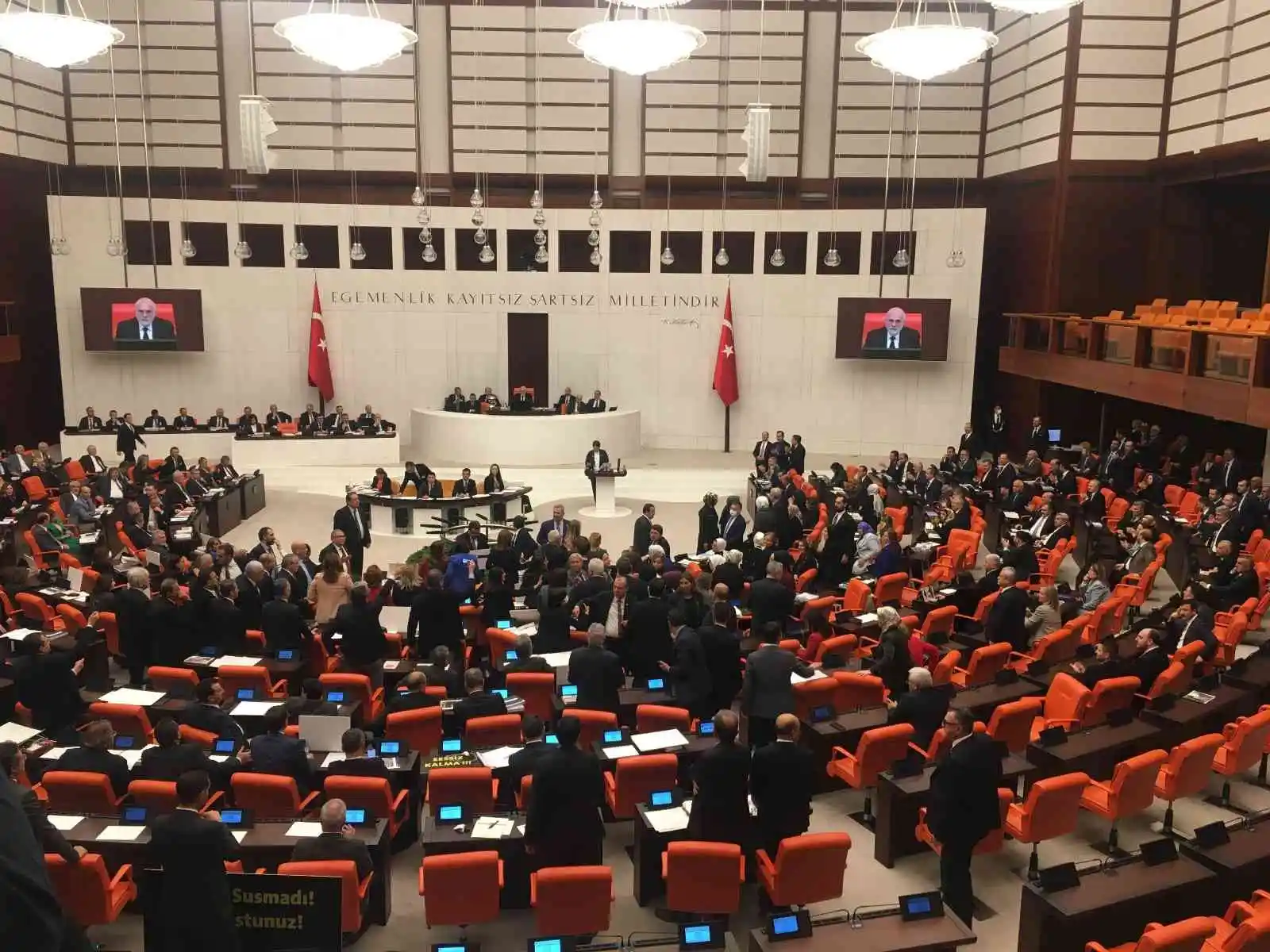 AK Parti’li ve CHP’li kadın milletvekilleri karşı karşıya geldi
