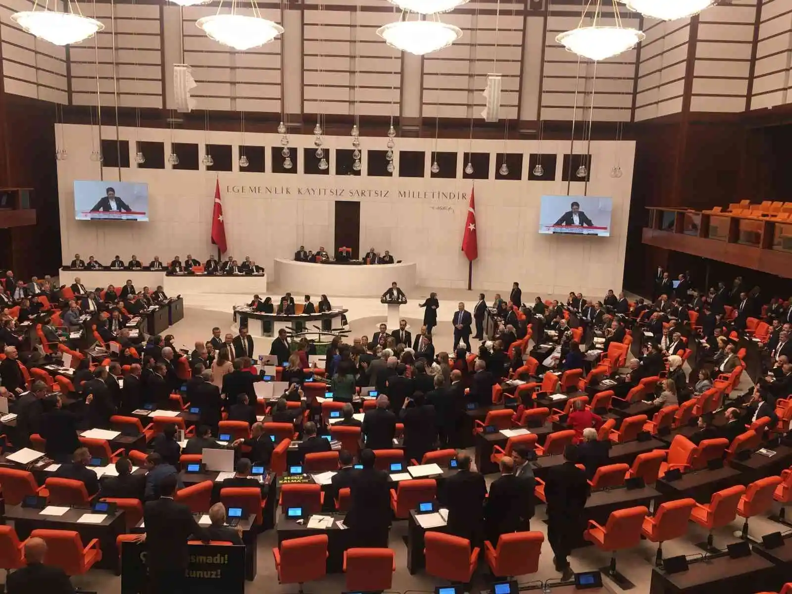 AK Parti’li ve CHP’li kadın milletvekilleri karşı karşıya geldi
