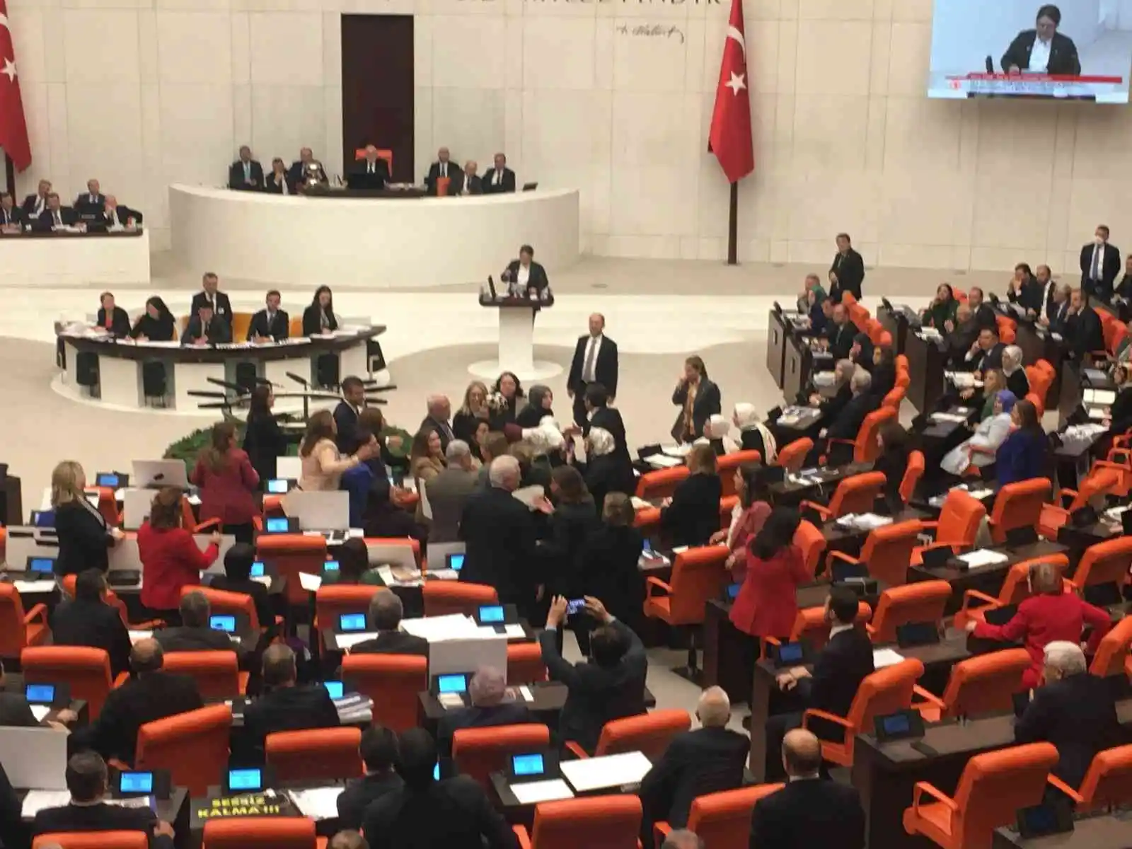 AK Parti’li ve CHP’li kadın milletvekilleri karşı karşıya geldi
